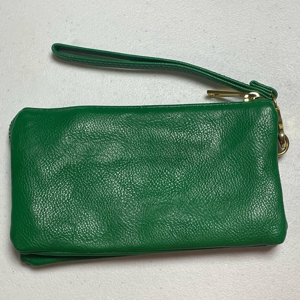 Kelly Green Faux Leather Wristlet w Gold Accents 3 Compartments w Card Sleeves